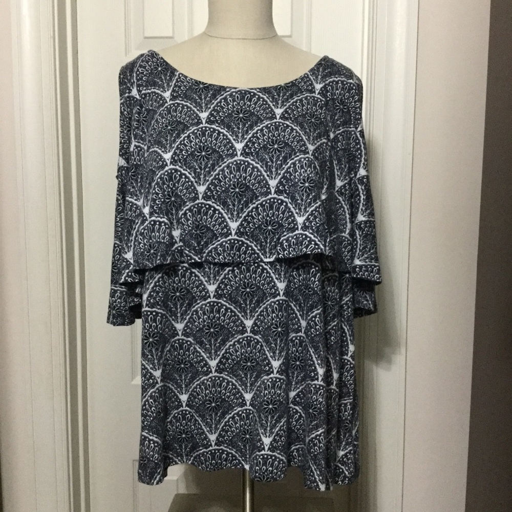 crown & ivy navy and white patterned top